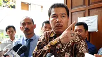 Kuasa hukum Ilham Arief Sirajuddin, Jonson Panjaitan memberikan keterangan kepada wartawan usai sidang perdana dalam gugatan kedua yang diajukan oleh bekas Wali Kota Makassar di PN Jaksel, Rabu (1/7/2015). (Liputan6.com/Yoppy Renato)