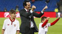 Unai Emery (tengah) saat masih bersama Sevilla, di Stadion St Jakor-Park, Basel, Swiss (18/5/2016). Musim depan ia mendapat tantangan baru sebagai pelatih Paris Saint-Germain.  (Reuters/Ruben Sprich)