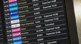 Layar monitor menunjukkan papan kedatangan Terminal 3, dengan penerbangan dari Dubai yang dibatalkan, di Bandara Heathrow, London pada Minggu 1 Maret 2026. Sejumlah maskapai penerbangan mengumumkan penghentian sementara seluruh penerbangan dari dan menuju Dubai, Uni Emirat Arab. (JUSTIN TALLIS/AFP)