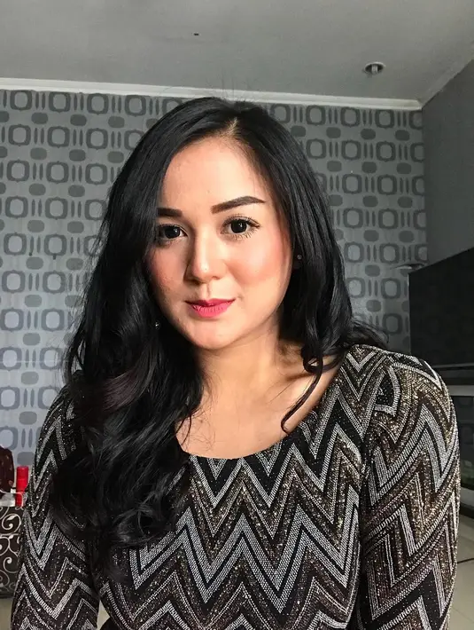 Juwita Tofhany baru berumur 22 tahun, akan tetapi sebagian besar warganet menganggap dirinya punya penampilan yang terlalu dewasa. (Foto: instagram.com/juwitasanjaya11)