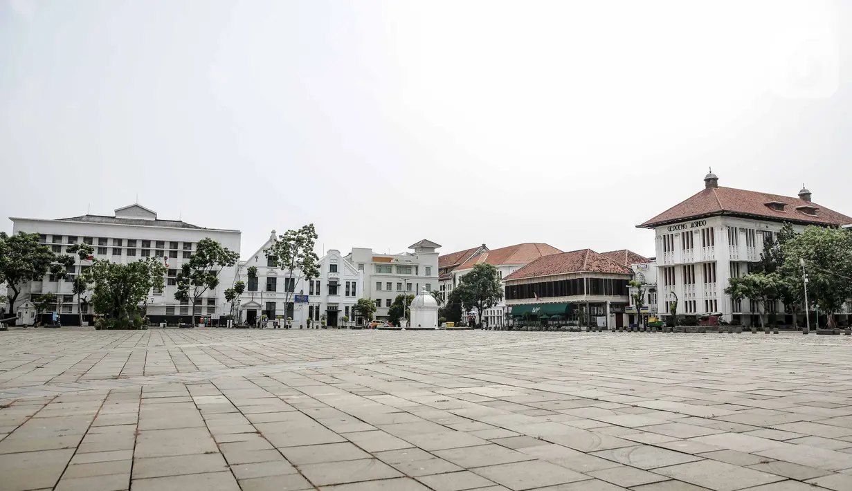 Suasana area Museum Fatahillah yang sepi di kawasan wisata Kota Tua, Jakarta, Sabtu (15/5/2021). Pemerintah Provinsi DKI Jakarta menutup kawasan wisata Kota Tua untuk mengurangi kerumunan selama libur Lebaran 2021. (Liputan6.com/Faizal Fanani)