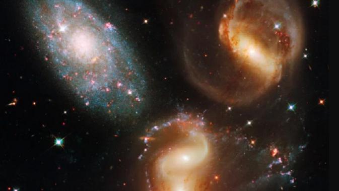 <p>Hasil tangkapan teleskop Hubble untuk Stephan’s Quintet. (Kredit: NASA, ESA, and the Hubble SM4 ERO Team)</p>