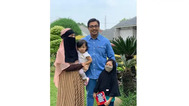 Jarang Tersorot, Ini 6 Potret Zulaiha Putri Sulung Ustaz Riza Muhammad