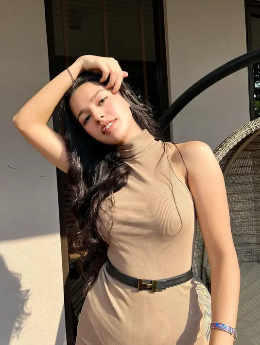 Tatapan tajam Susan Sameh sambil memiringan wajahnya ini sukses bikin netizen terpesona. Terlihat jelas bahwa Susan Sameh memiliki daya tarik saat berpose seperti ini. Tak ayal jika foto cantiknya Susan Sameh ini banjir like dan komentar dari netizen.(Liputan6.com/IG/@susansameeh)