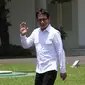 CEO NET Televisi Wishnutama melambaikan tangan saat tiba di Kompleks Istana, Jakarta, Senin (21/10/2109). Kedatangan Wishnutama berlangsung jelang pengumuman menteri Kabinet Kerja Jilid II oleh Presiden Joko Widodo atau Jokowi. (Liputan6.com/Angga Yuniar)