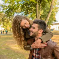 Ilustrasi gombal pacar, pasangan, kekasih, romantis, bahagia. (Foto oleh Vera Arsic: https://www.pexels.com/id-id/foto/jaket-zip-up-kulit-coklat-984908/)