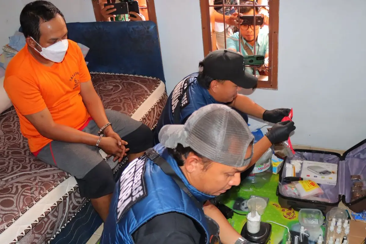 Polisi membongkar pabrik pembuatan narkoba jenis tembakau sintesis di sebuah kamar indekos di Bandar Lampung. Foto : (Liputan6.com/Ardi).
