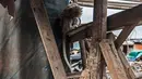 Warga memelihara Monyet ekor panjang (Macaca fascicularis) di kawasan kampung akuarium, Jakarta, Senin (30/1). Selain menjadi hewan timangan atau pertunjukan, monyet ini juga digunakan dalam berbagai percobaan kedokteran. (Liputan6.com/Gempur M. Surya)