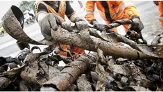  Polda Metro Jaya mendalami laporan Gubernur DKI Jakarta Ahok soal penemuan tumpukan kulit kabel listrik di gorong-gorong Jalan Medan Merdeka Selatan, Jakarta Pusat. 