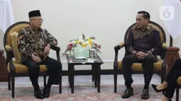 Wakil Presiden Ma'ruf Amin berbincang dengan Direktur PT Surya Citra Media (SCM) Imam Sudjarwo di Kantor Wakil Presiden, Jakarta, Senin (20/1/2020). Kunjungan SCM tersebut untuk bersilaturahmi serta mengenalkan program program SCTV dan Indosiar. (Liputan6.com/Angga Yuniar)