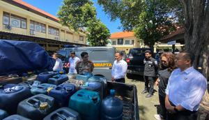 Polisi membongkar dua kasus penyalahgunaan BBM subsidi di Banyuwangi. (Liputan6.com/Hermawan Arifianto)