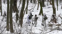 Anggota Pasukan Pertahanan Teritorial Ukraina, unit militer sukarelawan Angkatan Bersenjata, berlatih di taman kota di Kyiv, Ukraina, 22 Januari 2022. Puluhan warga sipil bergabung dengan tentara cadangan Ukraina dalam beberapa pekan terakhir di tengah ancaman invasi Rusia. (AP Photo/Efrem Lukatsky)