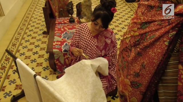 Menyambut Hari Batik Nasional, para perajin mengeluhkan hasil produksi batik yang semakin menurun akibat bahan baku impor yang semakin mahal.