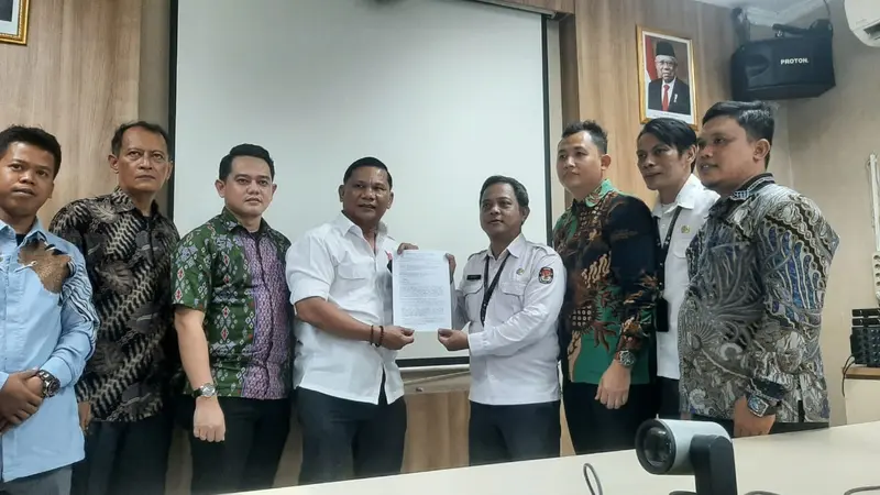 Proses Lelang Debat Terbuka Pilkada Diduga Tidak Adil, Paslon Acep-Gina Datangi KPU Karawang