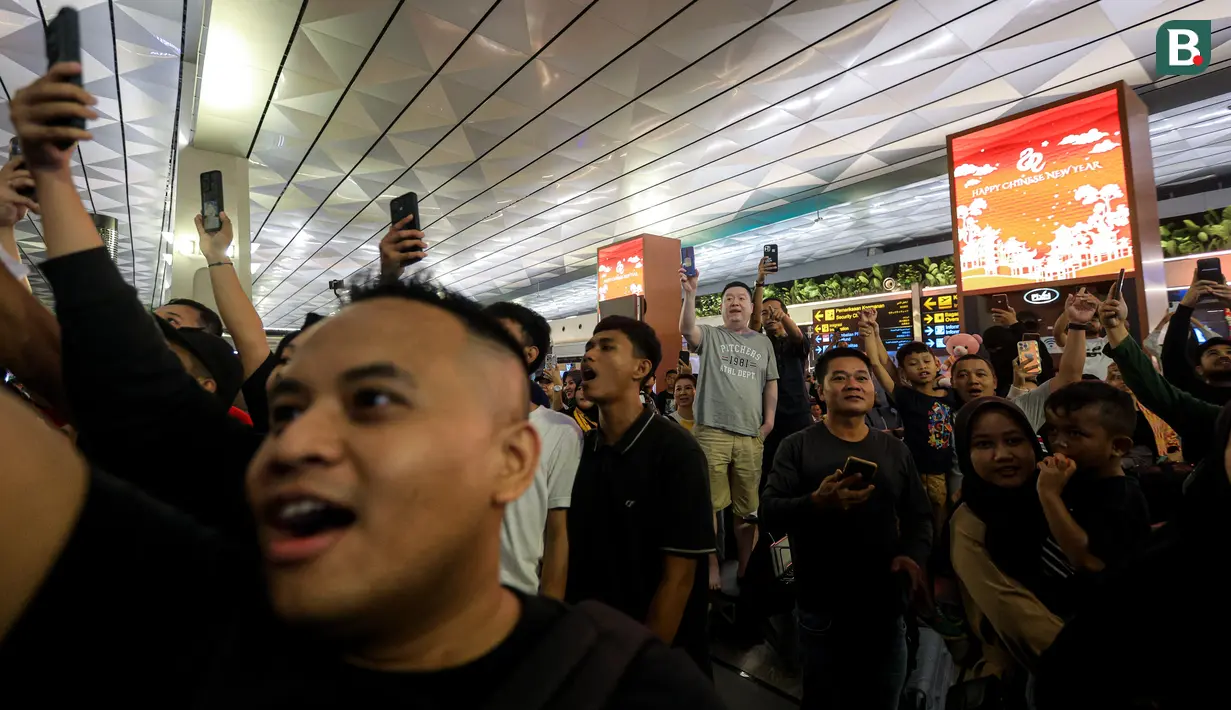 <p>Penumpang dan suporter menyanyikan lagu Indonesia Tanah Air Beta saat melepas mantan pelatih Timnas Indonesia, Shin Tae-yong saat kembali ke negaranya melalui terminal 3 Bandara Soekarno-Hatta, Tangerang, Banten, Minggu (26/01/2025). (Bola.com/Bagaskara Lazuardi)</p>