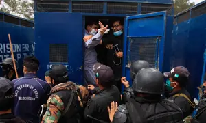 Polisi menangkap dokter saat aksi demonstrasi dari dokter dan tenaga medis di Pakistan, Senin (6/4/2020). Penangkapan sejumlah dokter dan perawat yang dilakukan polisi membuat pekerja medis mengancam akan berhenti bekerja kecuali jika demonstran dibebaskan. (AP Photo/Arshad Butt)