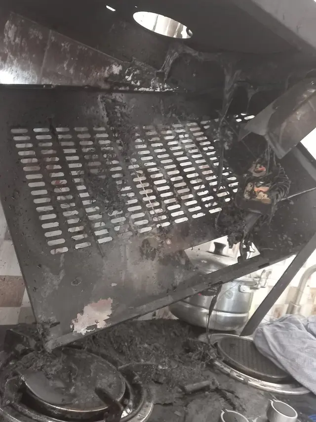 Potret Keadaan Dapur Saat Diambil Alih Bapak-bapak, Bak Medan Pertempuran. (Sumber: Twitter/FOODFESS2)