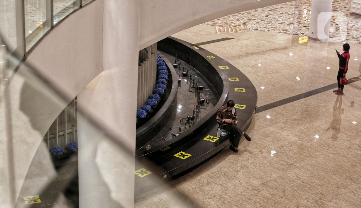 Tanda pembatas jaga jarak yang telah dipasang di area Senayan City, Jakarta, Selasa (9/6/2020). Senayan City siap menyambut pengunjung kembali pada 15 Juni 2020 dengan menerapkan berbagai protokol pencegahan COVID-19 seperti pengecekan suhu tubuh sensor tanpa sentuh untuk lift. (Liputan6.com/Johan T