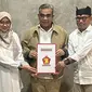 Sekjen Gerindra Ahmad Muzani menyerahkan dukungan kepada Ipuk-Mujiono. (Istimewa)