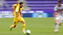 Striker Barcelona, Lionel Messi, menggiring bola saat melawan Real Valladolid pada laga La Liga di Stadion Jose Zorrilla, Sabtu (11/7/2020). Barcelona menang 1-0 atas Real Valladolid. (AP Photo/Manu Fernandez)