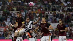 Giorgio Chiellini berebut bola dengan pemain Roma di Stadion Olimpico, Roma, Italia. Minggu (30/8/2015). (Reuters/Max Rossi)