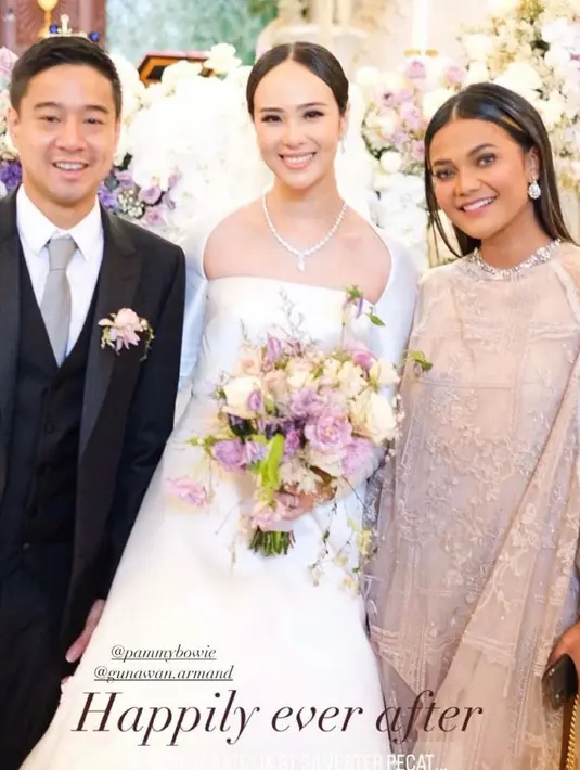 Penyanyi Citra Scholastika tampil dengan midi dress brokat nuansa nude yang menawan. [Instagram/citrascholastika]