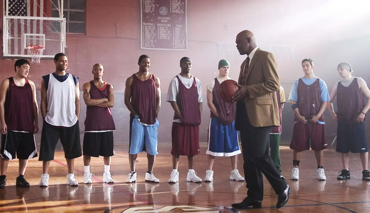 Film Coach Carter ingin menyampaikan tentang keteguhan untuk memegang prinsip dan ketegasan serta memimpin dan mendidik. (foto: netflix.com)