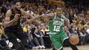 Pemain Boston Celtics, Terry Rozier (12) menggiring bola saat diadang pemain Cleveland, Tristan Thompson (13) pada gim keempat final Wilayah Timur NBA basketball di Quicken Loans Arena (21/5/2018). Cavaliers menang 111-102. (AP/Tony Dejak)