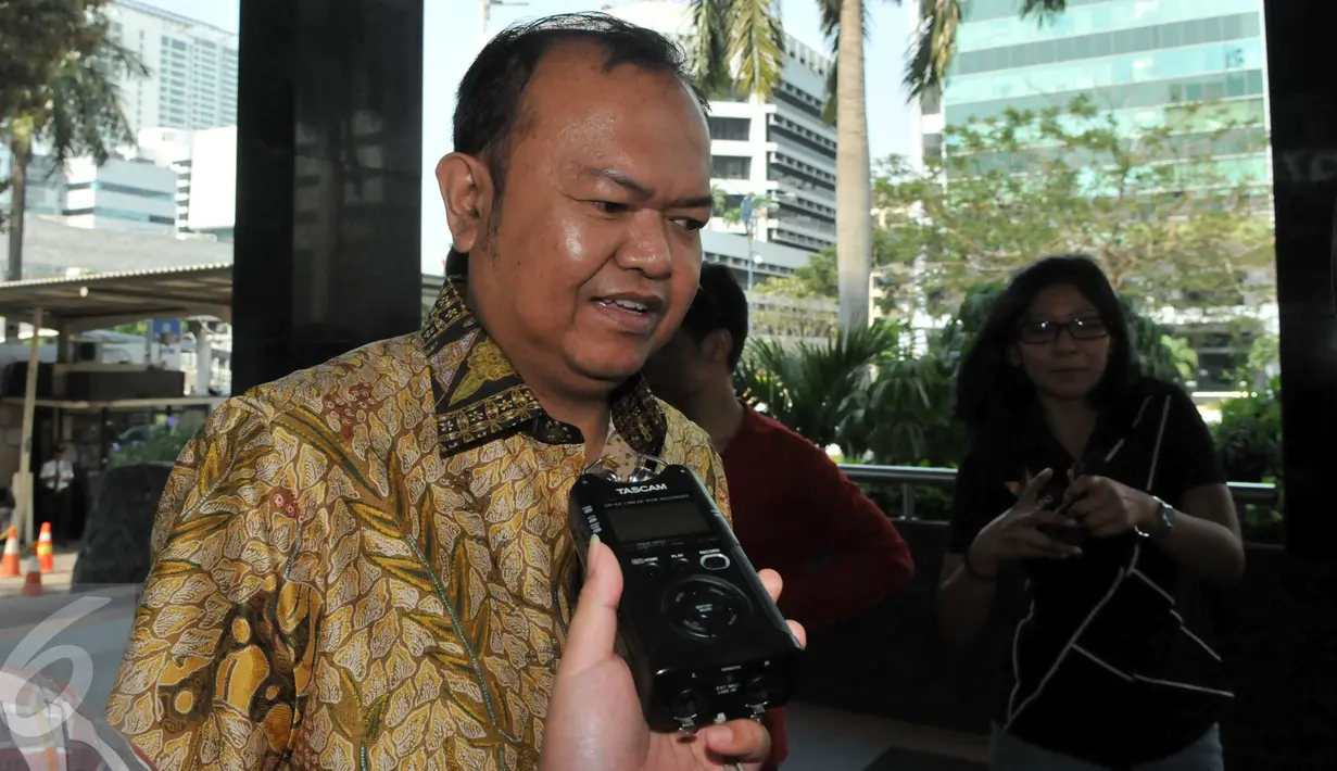 Mantan Sekjen Partai Nasdem, Patrice Rio Capella saat dimintai keterangan di Gedung KPK, Jakarta, Jumat (16/10). Rio akan diperiksa sebagai saksi kasus dugaan suap penanganan perkara Bansos Provinsi Sumut. (Liputan6.com/Helmi Afandi)