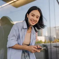 ilustrasi perempuan bahagia/Look Studio/Shutterstock