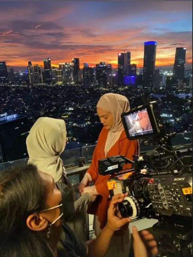 5 Potret Della Dartyan saat Pakai Kerudung Ini Curi Perhatian