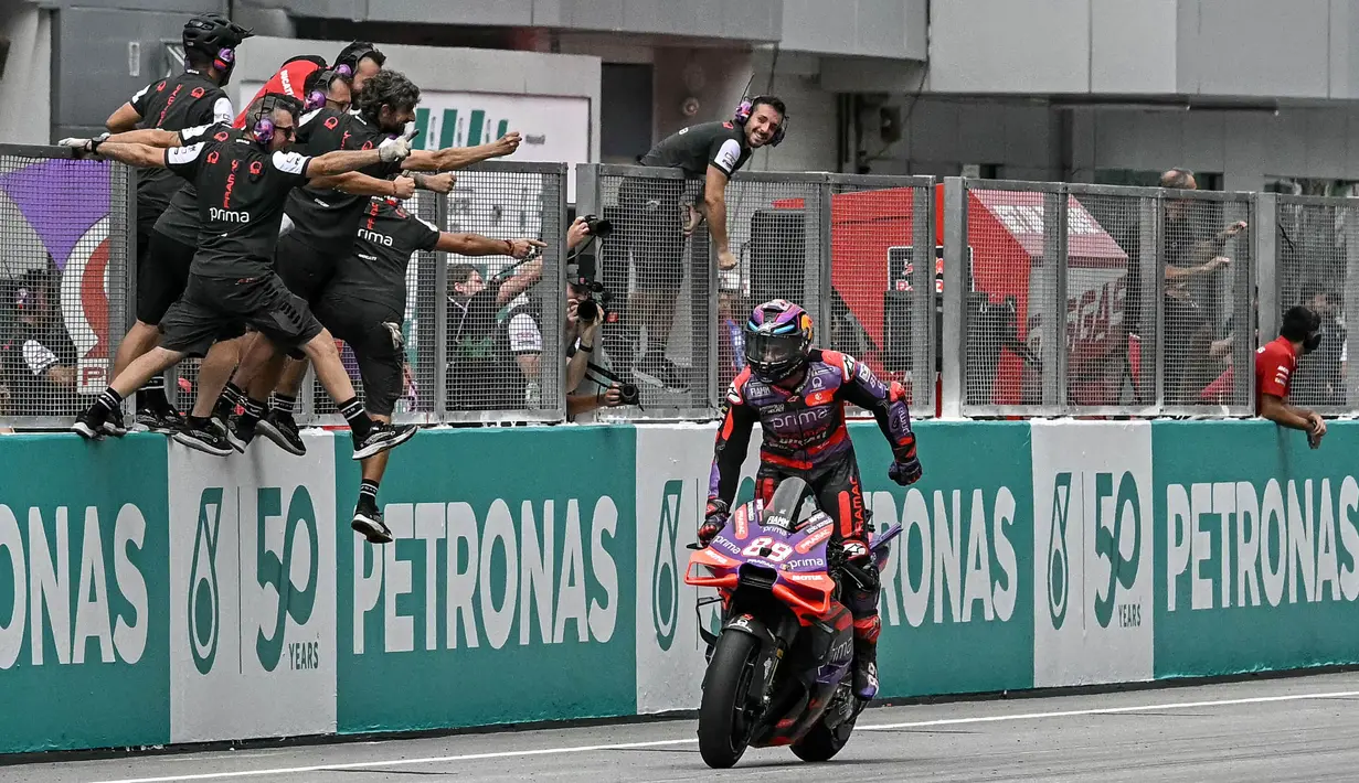 Kemenangan pada Sprint Race MotoGP Malaysia 2024 membuat Jorge Martin unggul 29 poin dari pesaing terdekatnya, Francesco Bagnaia. (Lillian SUWANRUMPHA/AFP)