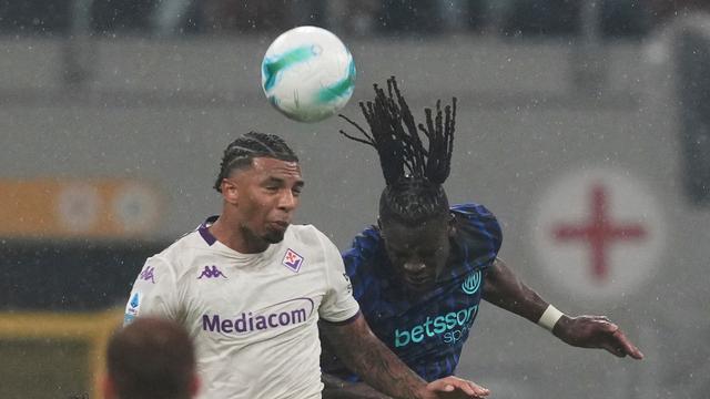 Pemain Inter Milan, Yann Bisseck (kanan), berebut bola udara dengan pemain Fiorentina, Cher Ndour