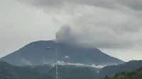 Kondisi Gunung Agung di Kabupaten Karangasem, Bali kembali mengeluarkan awan asap, Selasa (21/11). Melalui akun Twitter-nya pihak BNPB mengimbau agar warga di sekitar Gunung Agung tetap tenang.  (twitter.com/bnpb_indonesia)