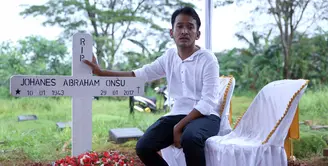 Rasanya seperti mimpi, hal itulah yang diungkapkan Ruben Onsu saat ayanya meninggal dunia Minggu (29/1) akibat komplikasi penyakitnya. Airmatanya juga tak henti-hentinya mengalir. (Nurwahyunan/Bintang.com)