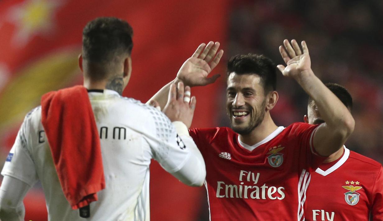 Pemain Benfica, Pizzi merayakan kemenangan timnya atas Dortmund dengan kiper, Ederson pada babak 16 besar Liga Champions di Luz stadium, Lisbon, (14/2/2017). Benfica menang 1-0.  (AP/Armando Franca)