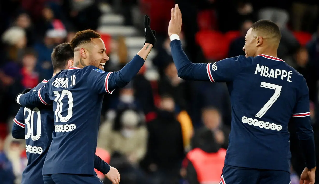 Paris Saint-Germain (PSG) makin mendekati gelar juara Ligue 1 setelah menaklukkan Lorient dengan skor telak 5-1, Senin (4/4/2022). (AFP/Franck Fife)