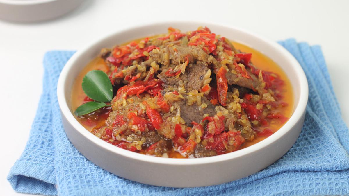 Empal pedas dengan daging sapi empuk dan bumbu pedas yang meresap sempurna, siap disajikan dengan nasi hangat dan lalapan