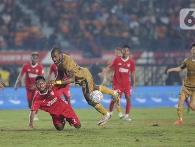 Pemain depan Dewa United, Alex Martins Ferreira (atas tengah) berebut bola dengan gelandang Liga Indonesia All Star, Amiruddin Bagas Kaffa saat laga perebutan tempat ketiga turnamen Piala Presiden 2025 di Stadion Si Jalak Harupat, Bandung, Jawa Barat, Sabtu (12/7/2025). (Liputan6.com/Helmi Fithriansyah)