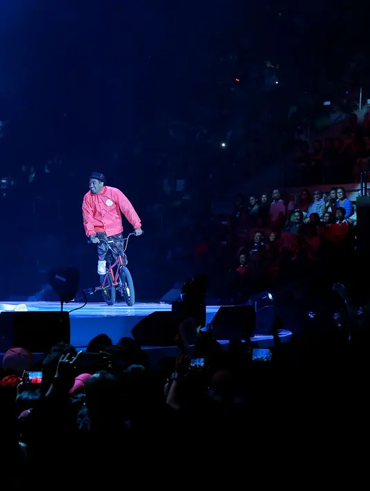 Tak hanya menghibur penonton dengan suara merdunya, Glenn Fredly juga melakukan aksi menggunakan sepeda di atas panggung. (Galih W. Satria/Bintang.com)