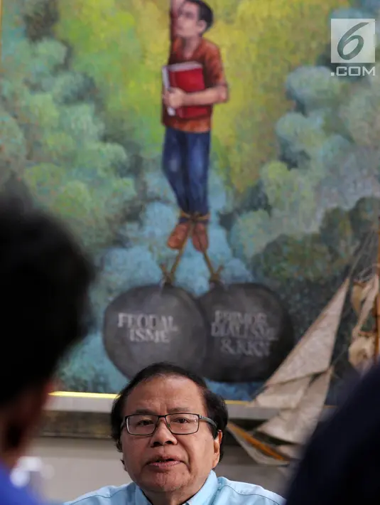 Ekonom senior Rizal Ramli menyampaikan kritikan kepada Capres Nomor Urut 01 mengenai pidatonya kemarin di kawasan Tebet, Jakarta, Senin (25/2). Pidato Jokowi dianggap Rizal mengandung data yang tidak sesuai dan bahkan hoaks. (Liputan6.com/Johan Tallo)