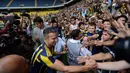 Robin van Persie menyapa suporter Fenerbahce. (AFP PHOTO/OZAN KOSE)
