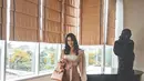 Tampil kece dengan padu padan wrap cardigan warna nude dan rok plisket warna cokelat muda ala Anya Geraldine satu ini. (Instagram/anyageraldine).