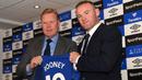 Manajer Everton, Ronald Koeman, memperkenalkan pemain barunya, Wayne Rooney, saat jumpa pers di Goodison Park, Liverpool, Senin (10/7/2017). (AFP/Paul Ellis)