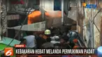 Banyaknya material bangunan dan isi rumah yang mudah terbakar, serta hembusan angin yang cukup kencang membuat api semakin berkobar hebat.