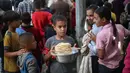 Dalam pernyataannya, kantor media Pemerintah Gaza menyebut seharusnya 6.600 truk telah masuk hingga Senin (20/10/2025) malam. (Eyad BABA/AFP)