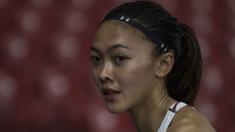 Pelari Indonesia, Ulfa Silviana, usai tampil pada Invitation Tournament Asian Games 2018 cabang atletik nomor 200 m di SUGBK, Jakarta, Selasa (13/2/2018). Meski kalah dirinya memecahkan rekor pribadi dengan 24,86 detik. (Bola.com/Vitalis Yogi Trisna)