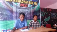 Panpel Liga Ramadan 2017 memberikan keterangan pers di Makassar, Minggu (7/5/2017). (Bola.com/Abdi Satria)