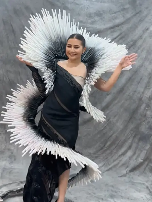 Lingkaran sedotan ini memutar hingga ke bagian kaki Prilly Latuconsina. [Foto: Instagram/prillylatuconsina96]