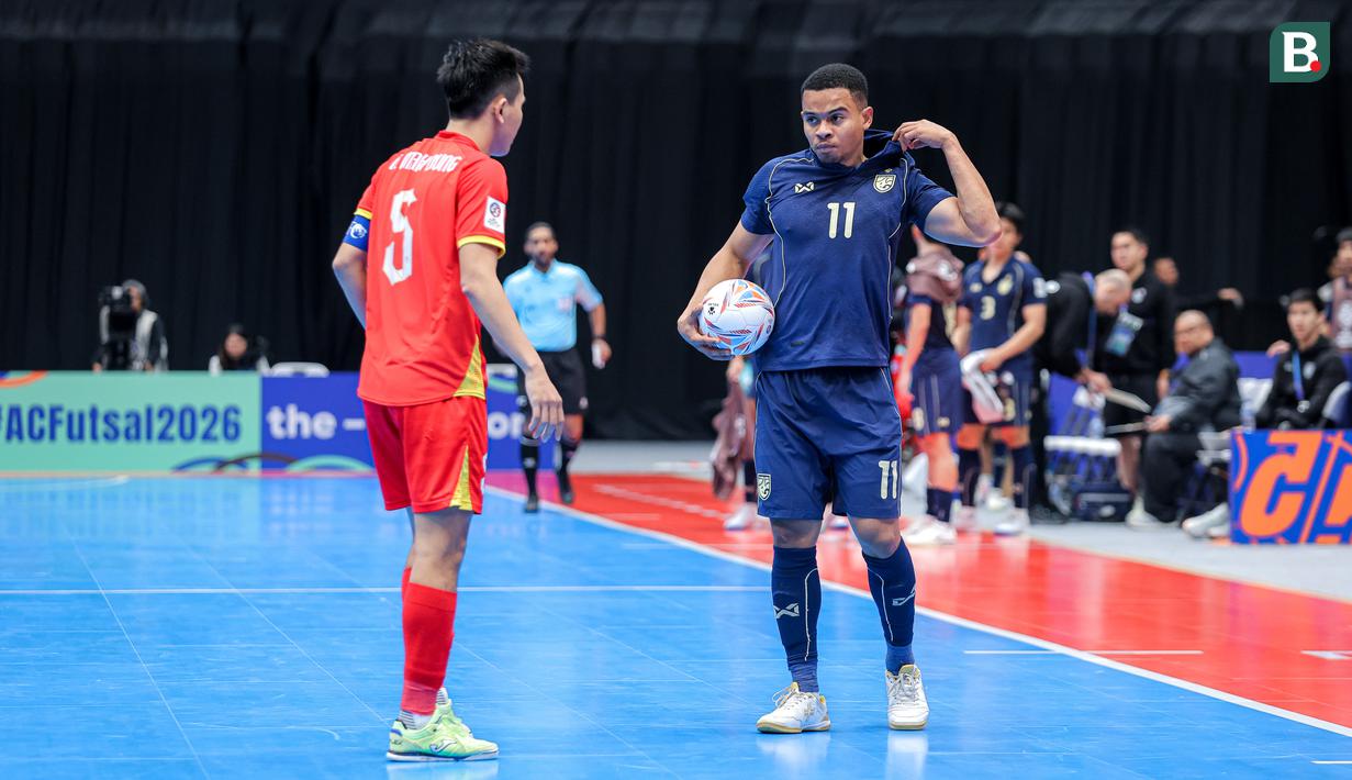 Pemain Timnas Futsal Thailand, Muhammad Osmanmusa merapihkan jerseynya setelah dilanggar pemain Vietnam, Nguyễn Mạnh Dũng dalam laga Grup B Piala Asia Futsal 2026 di Indonesia Arena, Senayan, Jakarta, Sabtu (31/01/2026). (Bola.com/Bagaskara Lazuardi)